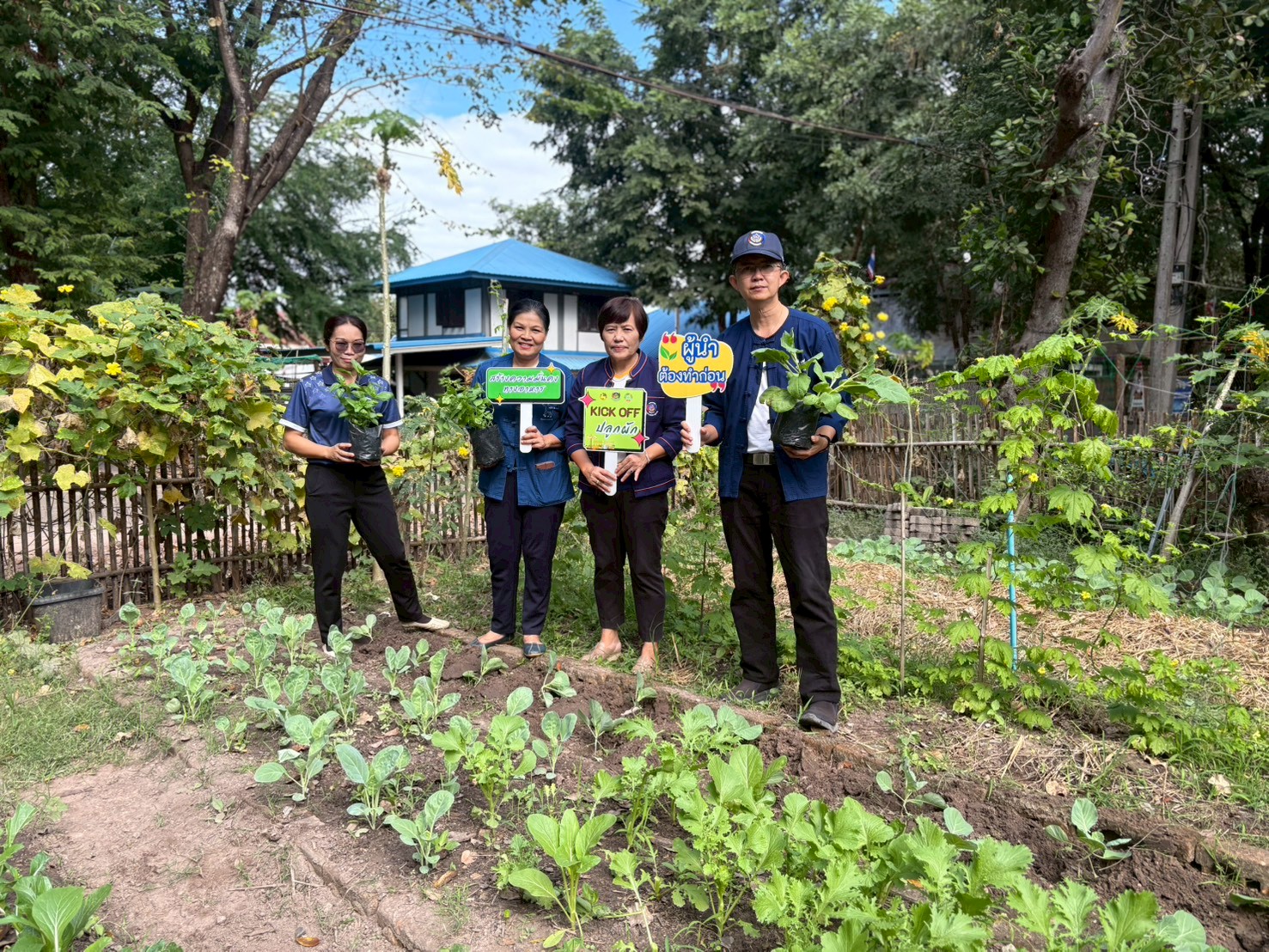 พช.เขาสวนกวาง : จัดกิจกรรม “ตามรอยพ่อ ปลูกพืช ปลูกผัก ปลูกรัก กับพช. ” สร้างความมั่นคงทางอาหาร ลดรายจ่าย ปลูกผักปลอดภัย ผู้นำต้องทำก่อน