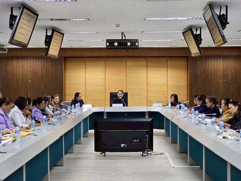 🫎พช.เขาสวนกวาง : ร่วมประชุมคณะกรรมการพัฒนาสตรีจังหวัดขอนแก่น (กพสจ.) ครั้งที่ 2/2569 เตรียมจัดงาน “วันสตรีสากล 2569” ยกระดับหัตถศิลป์ไทยสู่เศรษฐกิจสร้างสรรค์ ชูโมเดลผ้าไทย 3 วัย สร้างรายได้ยั่งยืน